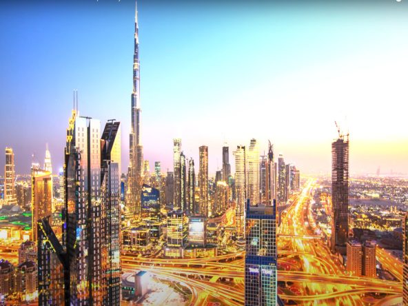 Die Skyline von Dubai mit dem Burj Khalifa und modernen Wolkenkratzern – ideal für Immobilieninvestitionen.
