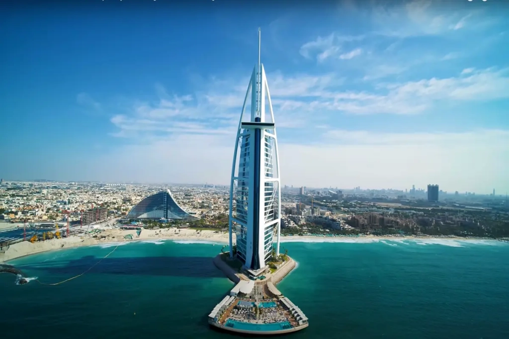 Arbeiten und Urlaub in Dubai – Die atemberaubende Skyline Dubais und das ikonische Burj Khalifa.