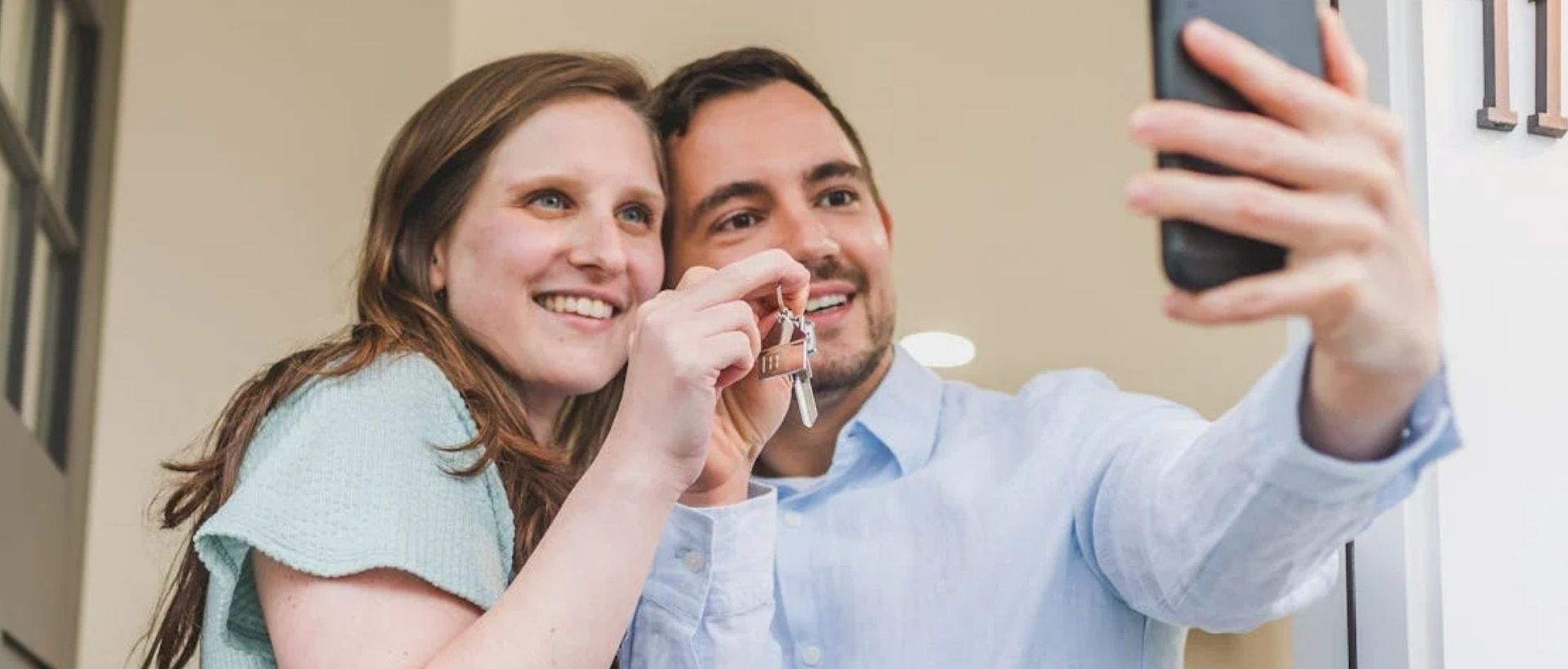 Property manager handing over keys to homeowner – end-to-end property management services in Türkiye