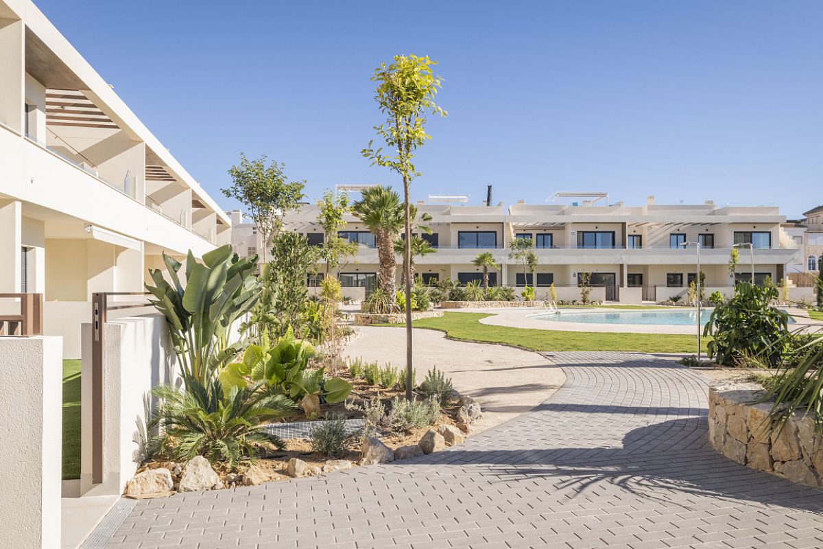Modern apartments in Costa Blanca for sale near the Mediterranean coast in Spain.