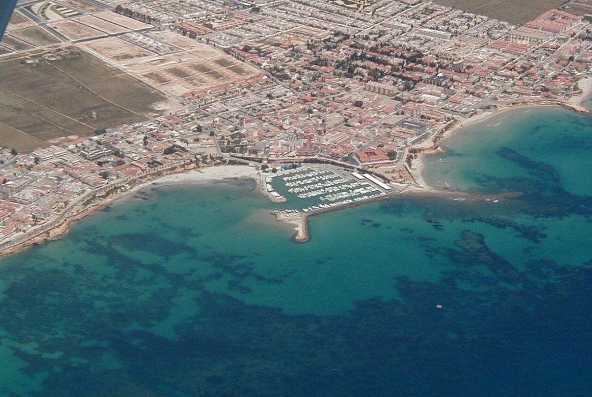 Modern duplex apartments in Alicante with rooftop terraces, garden patios, and beachside living – exterior, interior, and layout views.