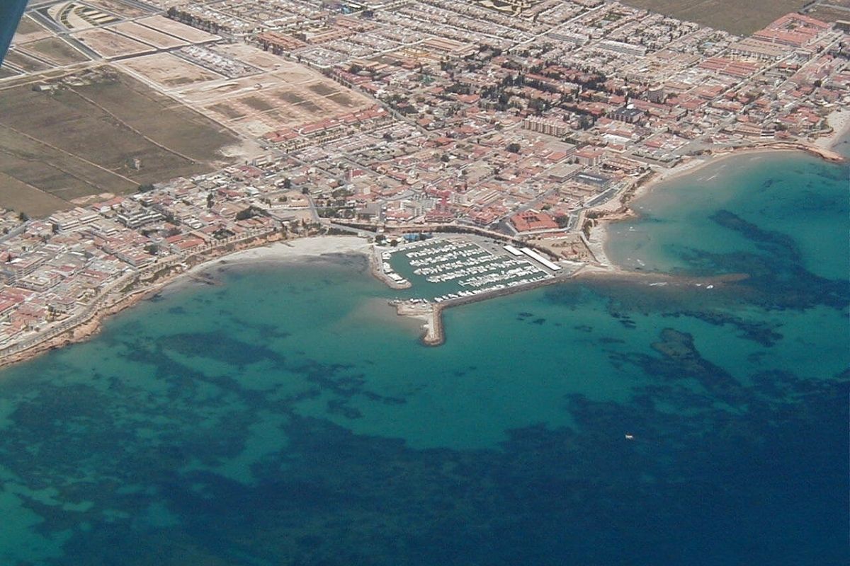 Modern duplex apartments in Alicante with rooftop terraces, garden patios, and beachside living – exterior, interior, and layout views.