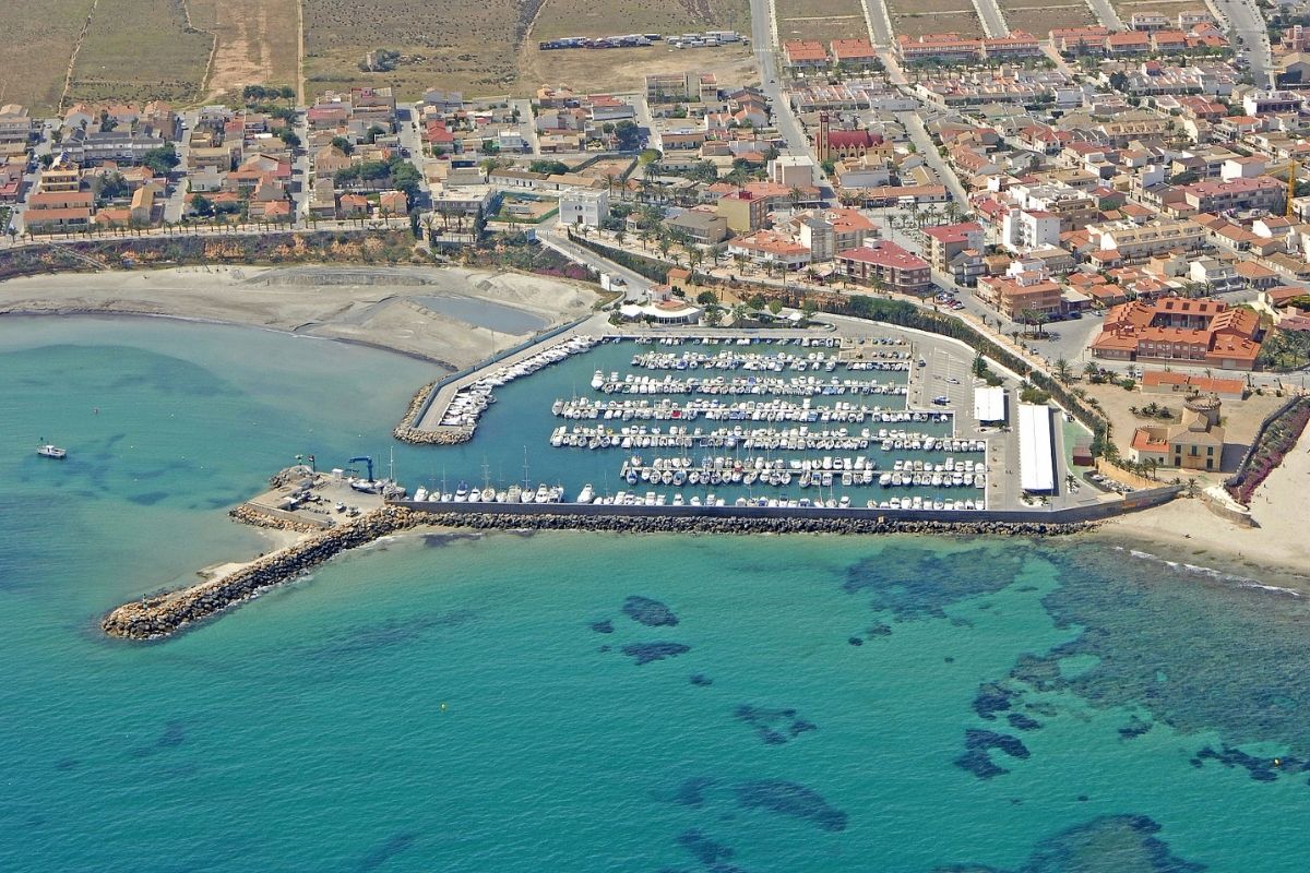 Modern duplex apartments in Alicante with rooftop terraces, garden patios, and beachside living – exterior, interior, and layout views.