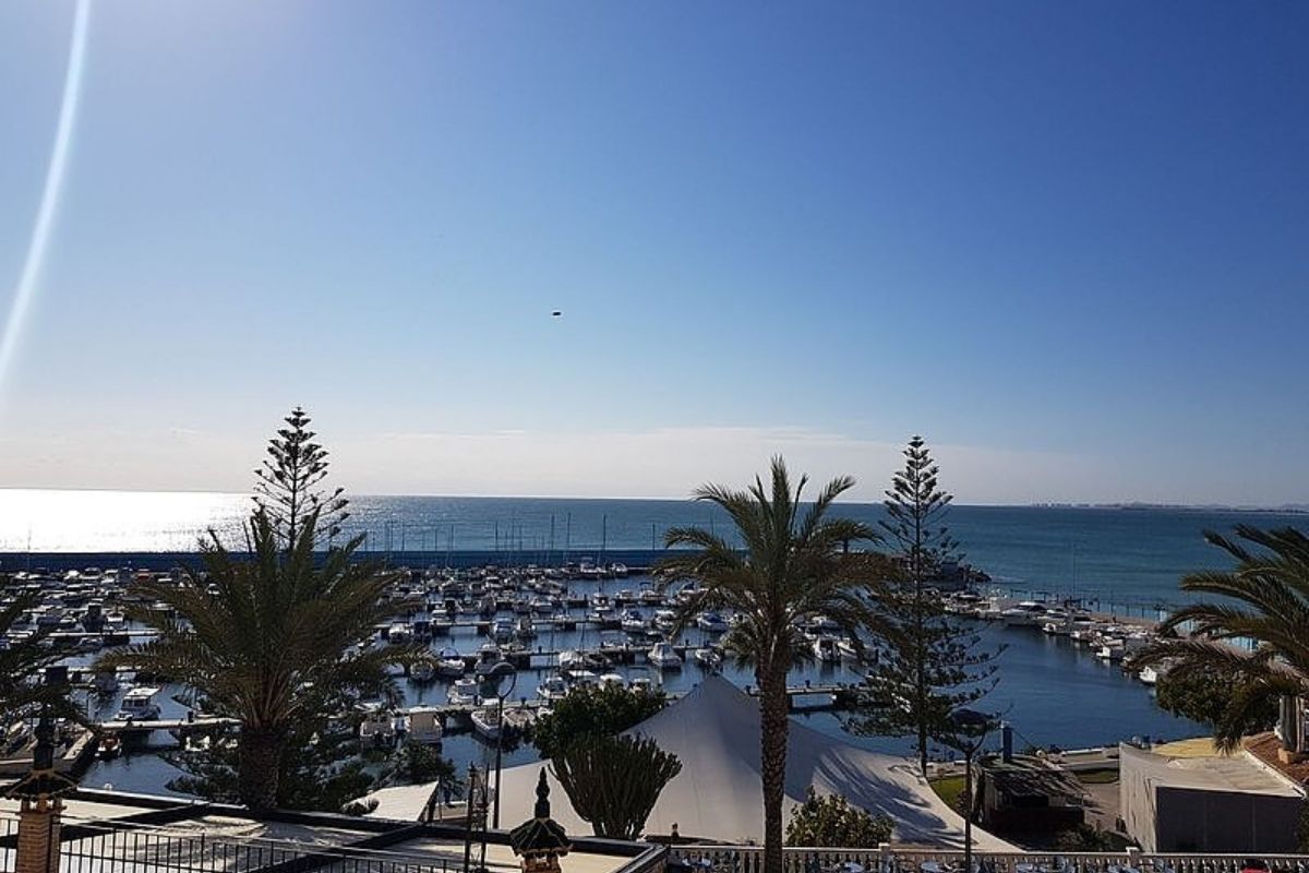 Modern duplex apartments in Alicante with rooftop terraces, garden patios, and beachside living – exterior, interior, and layout views.