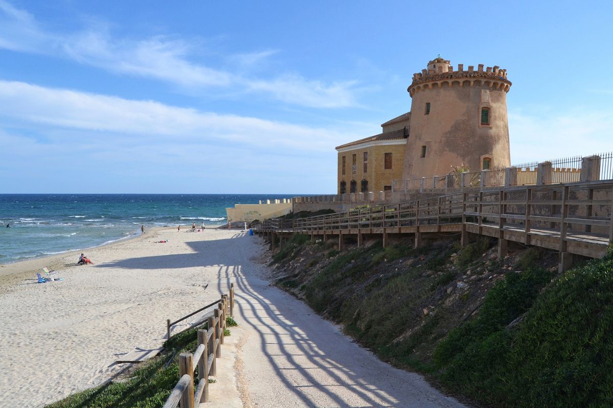 Modern duplex apartments in Alicante with rooftop terraces, garden patios, and beachside living – exterior, interior, and layout views.