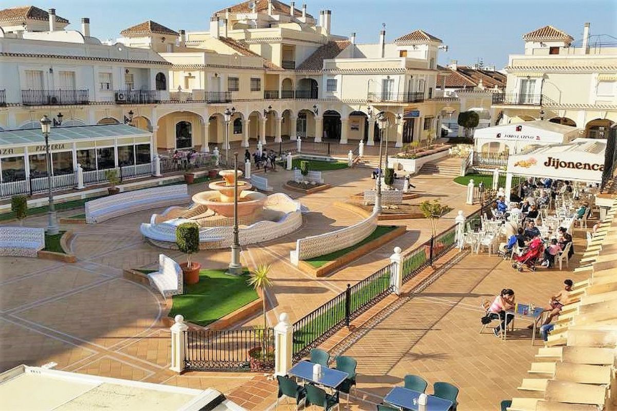 Modern duplex apartments in Alicante with rooftop terraces, garden patios, and beachside living – exterior, interior, and layout views.