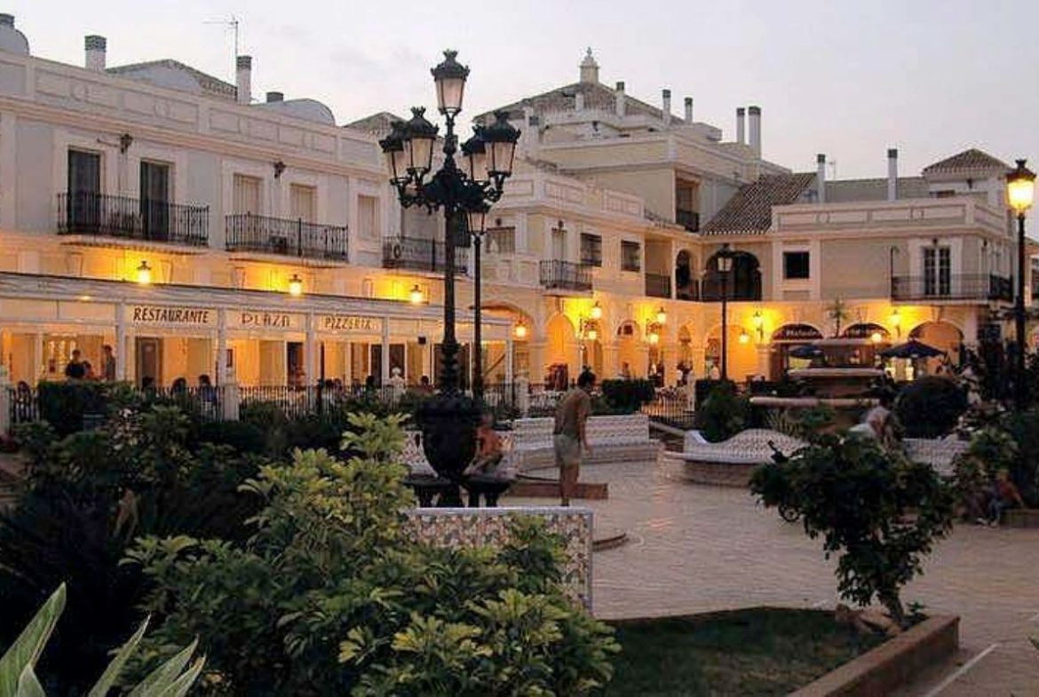 Modern duplex apartments in Alicante with rooftop terraces, garden patios, and beachside living – exterior, interior, and layout views.