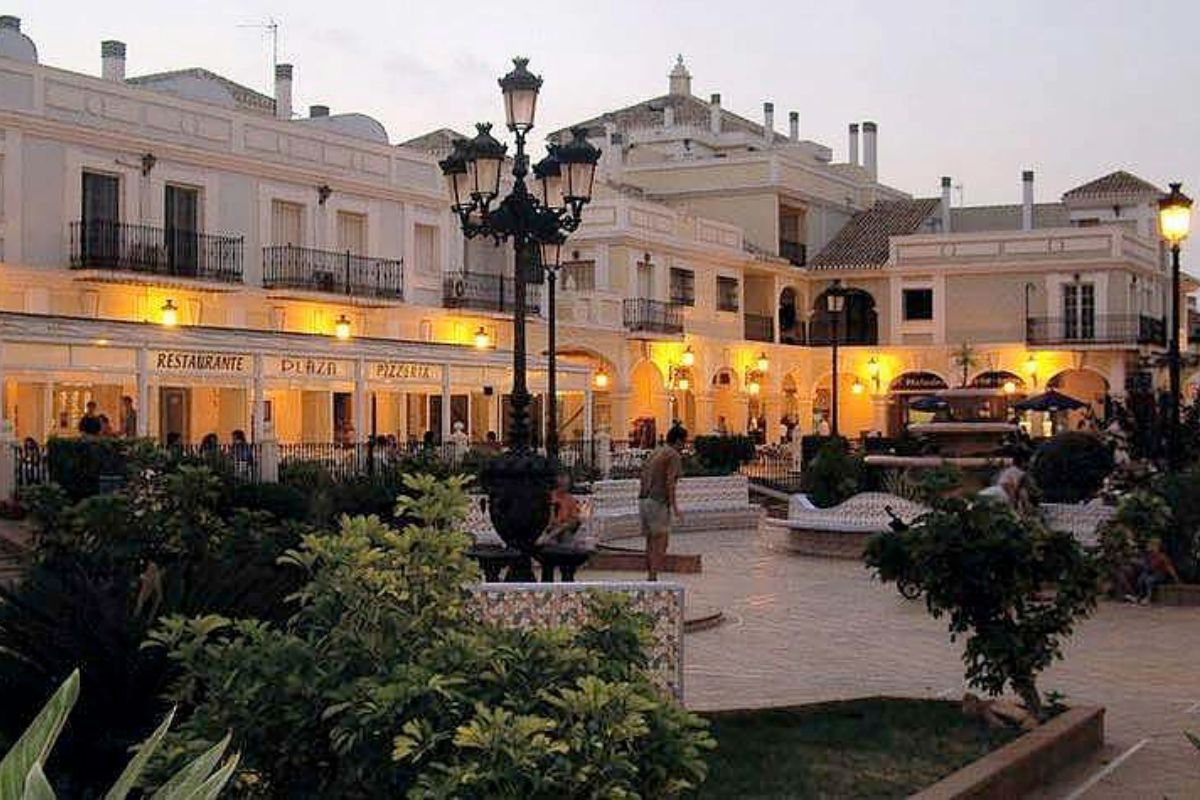 Modern duplex apartments in Alicante with rooftop terraces, garden patios, and beachside living – exterior, interior, and layout views.