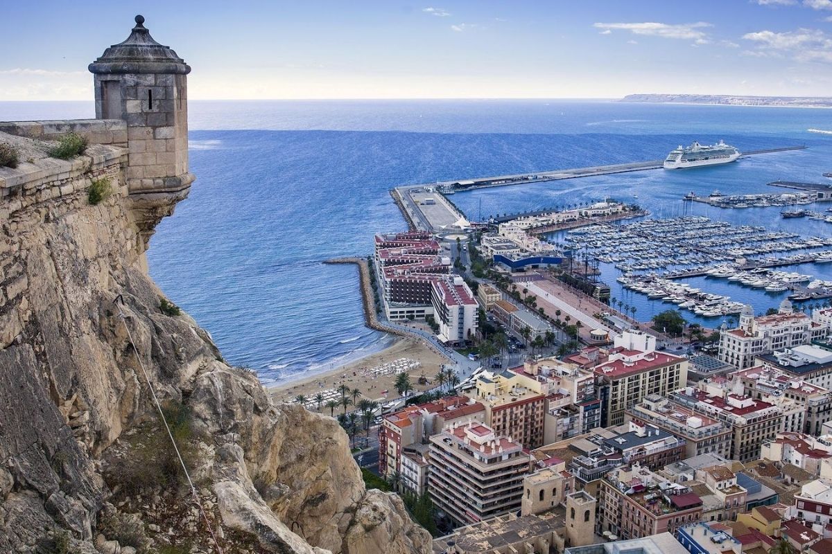 Luxury penthouses for sale in Alicante with private pools, spacious terraces, and panoramic Mediterranean views – interior, exterior, and layout visuals.