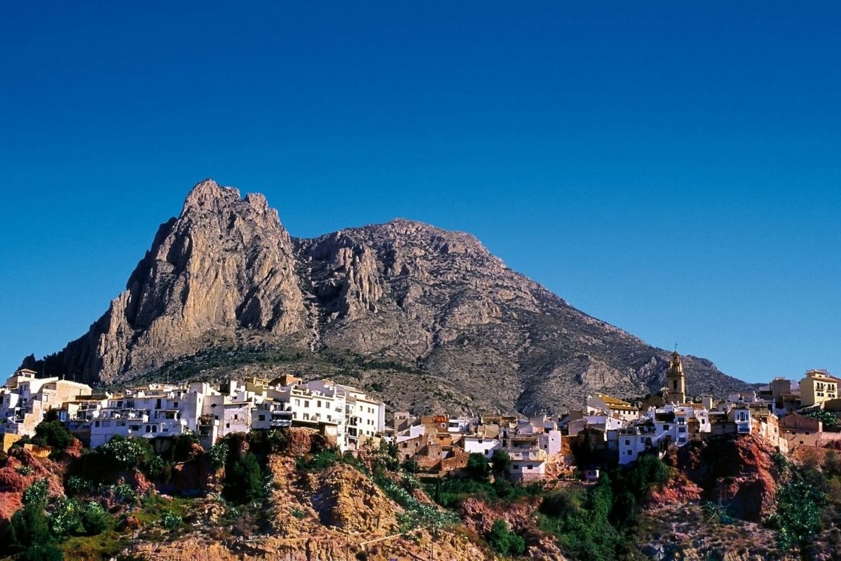 Luxury penthouses for sale in Alicante with private pools, spacious terraces, and panoramic Mediterranean views – interior, exterior, and layout visuals.