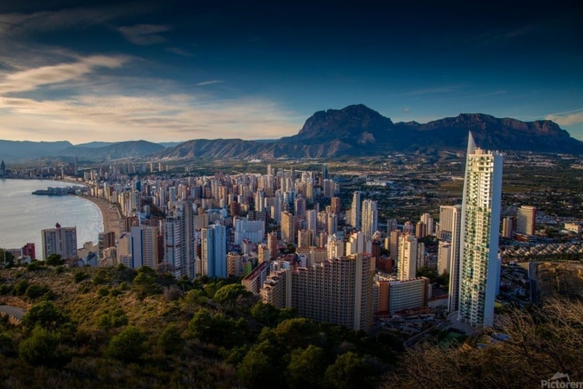 Luxury penthouses for sale in Alicante with private pools, spacious terraces, and panoramic Mediterranean views – interior, exterior, and layout visuals.