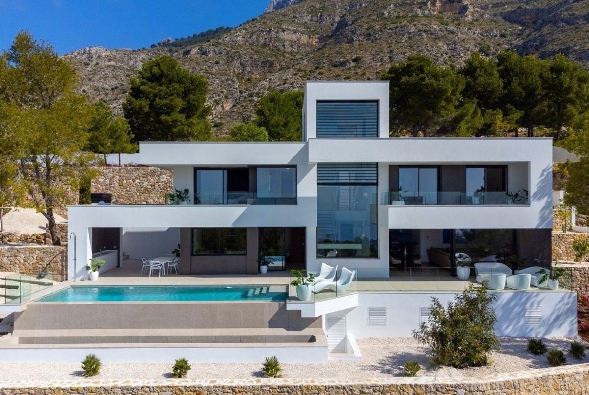Contemporary sea view villas for sale in Alicante with infinity pools, rooftop terraces, and natural surroundings – interior, exterior, and layout views.