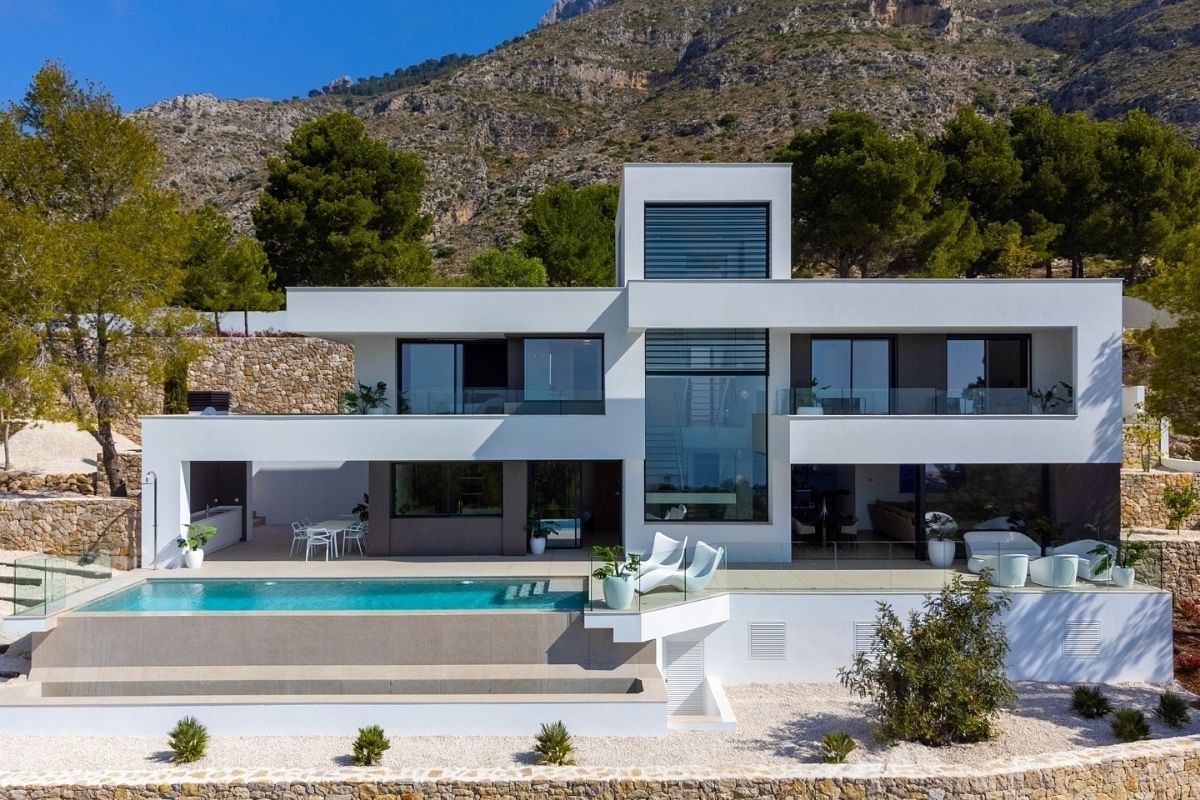 Contemporary sea view villas for sale in Alicante with infinity pools, rooftop terraces, and natural surroundings – interior, exterior, and layout views.
