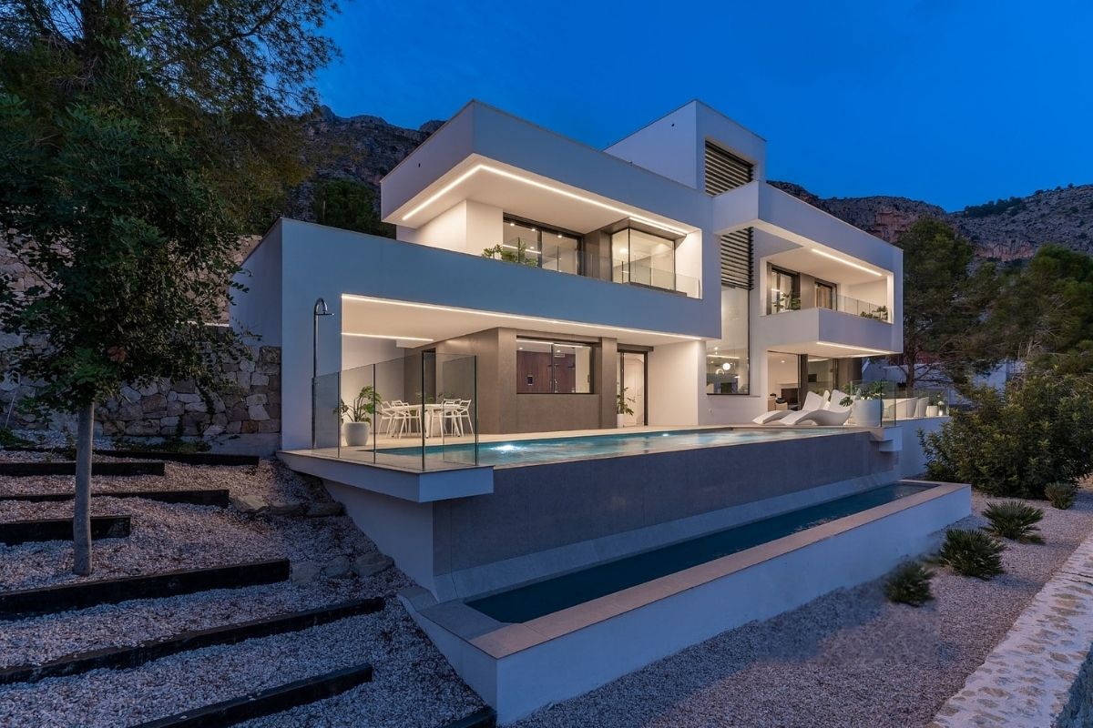 Contemporary sea view villas for sale in Alicante with infinity pools, rooftop terraces, and natural surroundings – interior, exterior, and layout views.