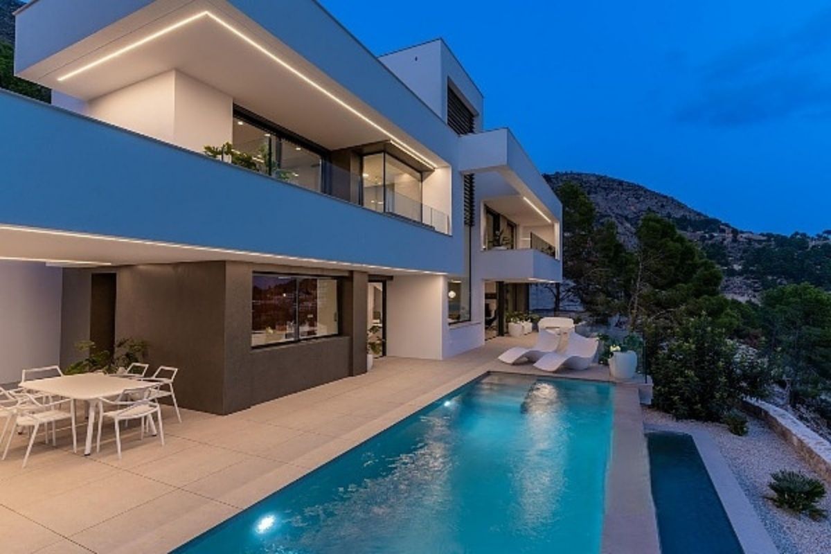Contemporary sea view villas for sale in Alicante with infinity pools, rooftop terraces, and natural surroundings – interior, exterior, and layout views.
