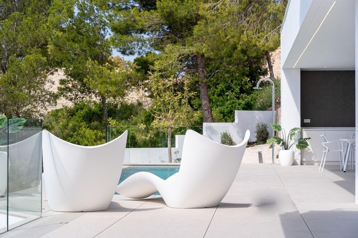 Contemporary sea view villas for sale in Alicante with infinity pools, rooftop terraces, and natural surroundings – interior, exterior, and layout views.