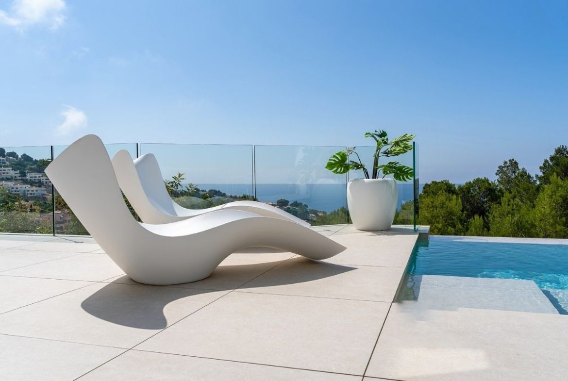 Contemporary sea view villas for sale in Alicante with infinity pools, rooftop terraces, and natural surroundings – interior, exterior, and layout views.