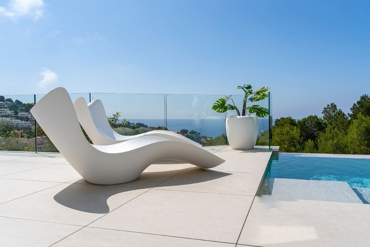 Contemporary sea view villas for sale in Alicante with infinity pools, rooftop terraces, and natural surroundings – interior, exterior, and layout views.
