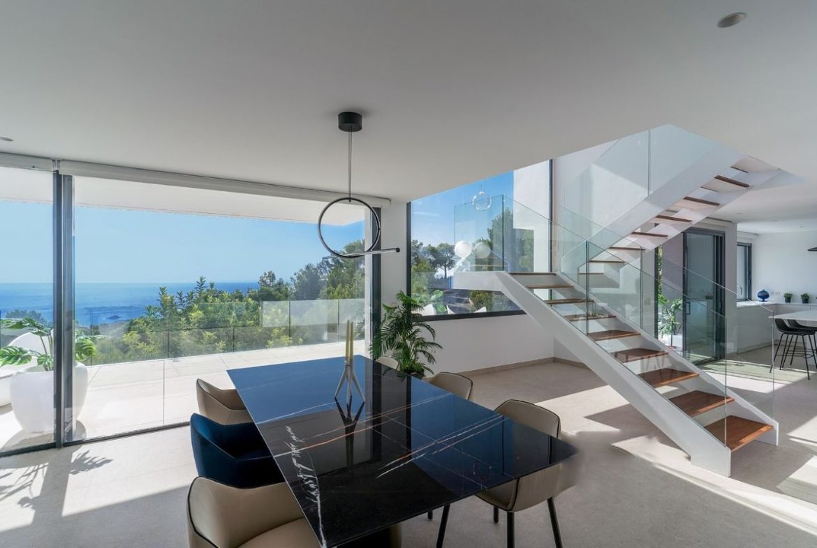 Contemporary sea view villas for sale in Alicante with infinity pools, rooftop terraces, and natural surroundings – interior, exterior, and layout views.