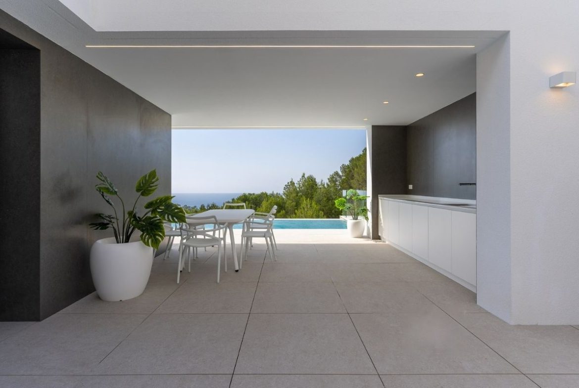 Contemporary sea view villas for sale in Alicante with infinity pools, rooftop terraces, and natural surroundings – interior, exterior, and layout views.