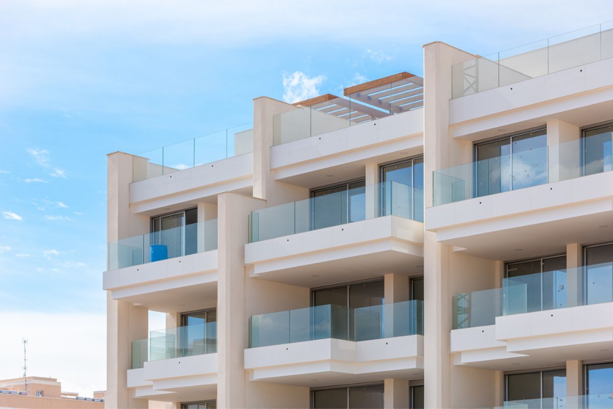 Stylish apartments for sale in Alicante near golf courses and beaches, featuring modern interiors, panoramic balconies, and Mediterranean lifestyle views.