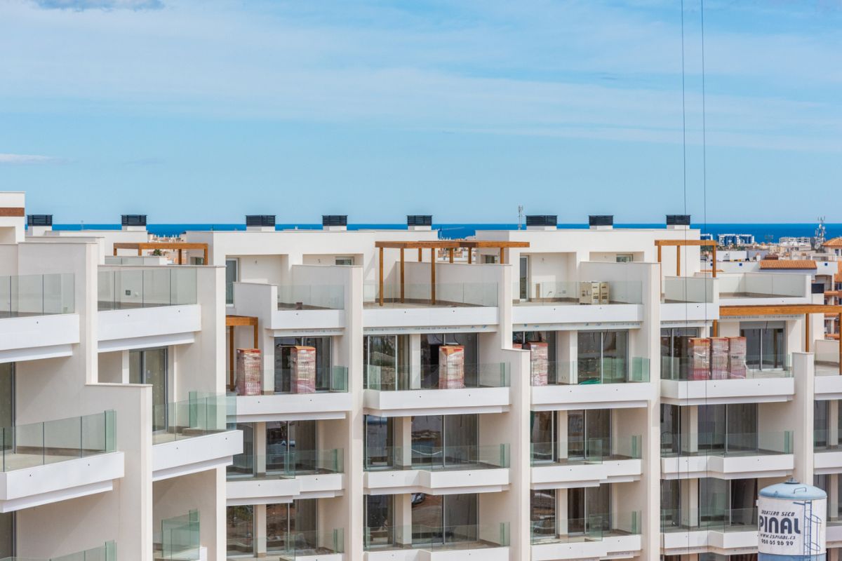 Stylish apartments for sale in Alicante near golf courses and beaches, featuring modern interiors, panoramic balconies, and Mediterranean lifestyle views.