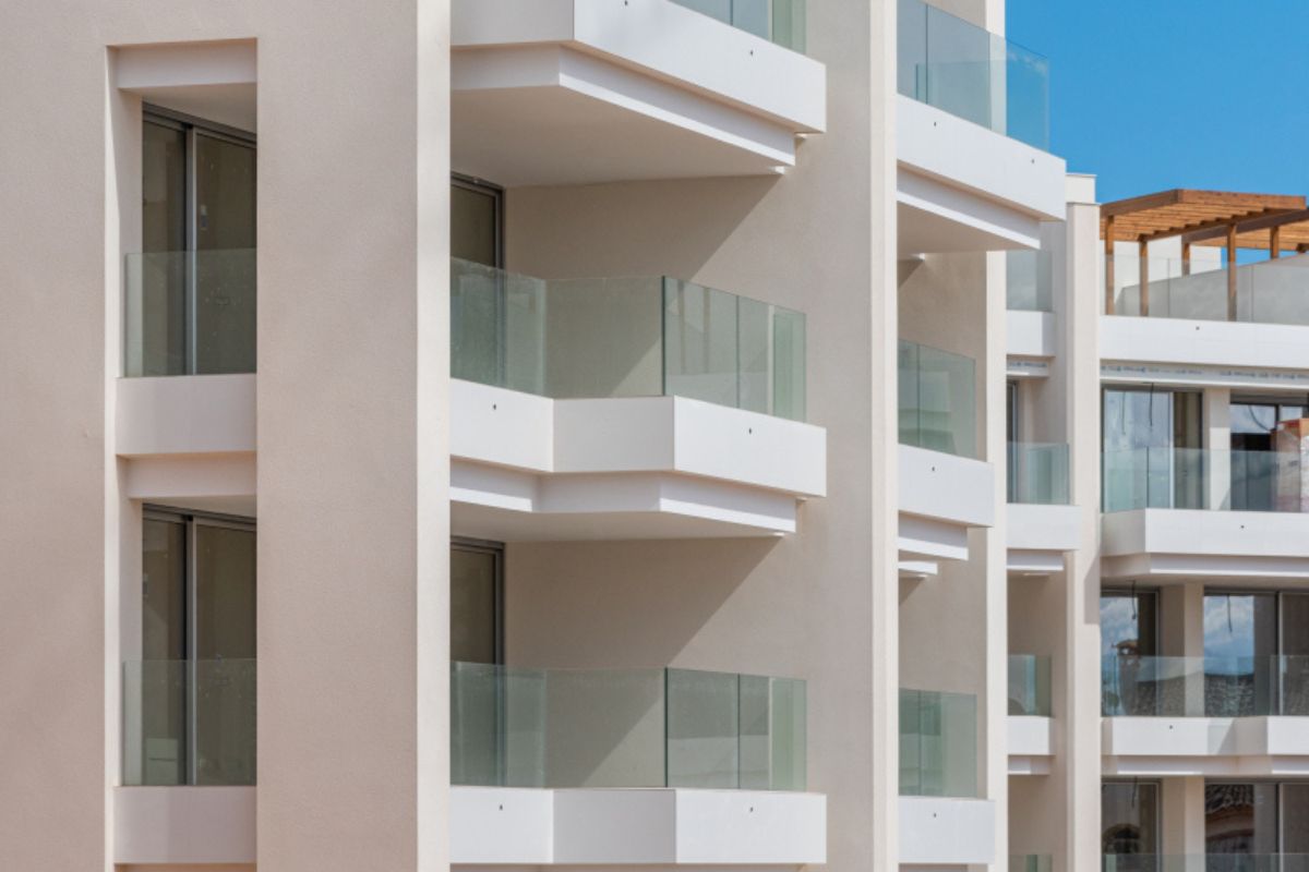 Stylish apartments for sale in Alicante near golf courses and beaches, featuring modern interiors, panoramic balconies, and Mediterranean lifestyle views.