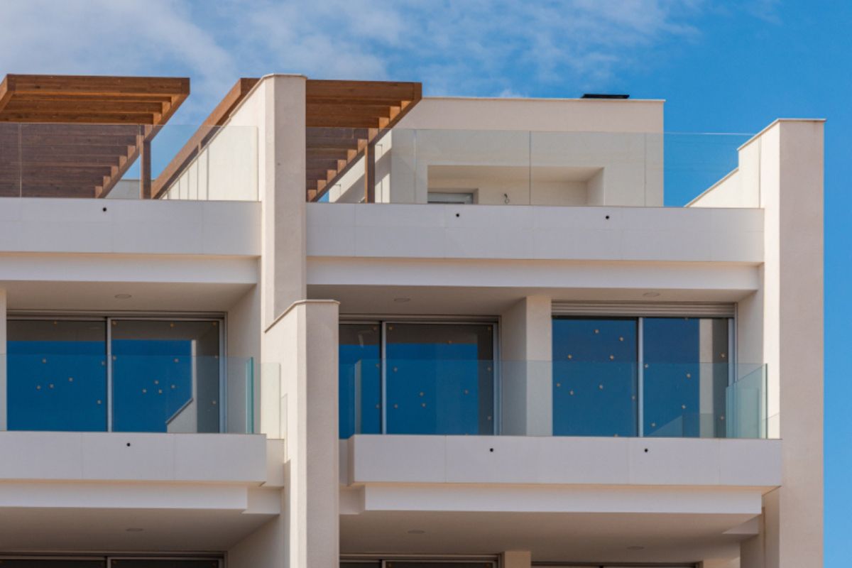 Stylish apartments for sale in Alicante near golf courses and beaches, featuring modern interiors, panoramic balconies, and Mediterranean lifestyle views.