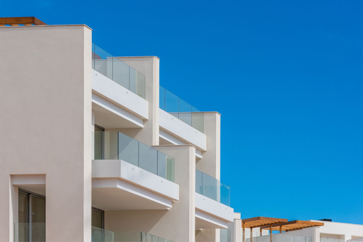 Stylish apartments for sale in Alicante near golf courses and beaches, featuring modern interiors, panoramic balconies, and Mediterranean lifestyle views.