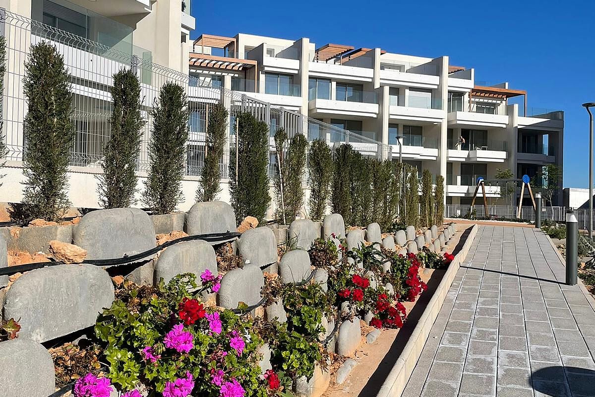 Stylish apartments for sale in Alicante near golf courses and beaches, featuring modern interiors, panoramic balconies, and Mediterranean lifestyle views.