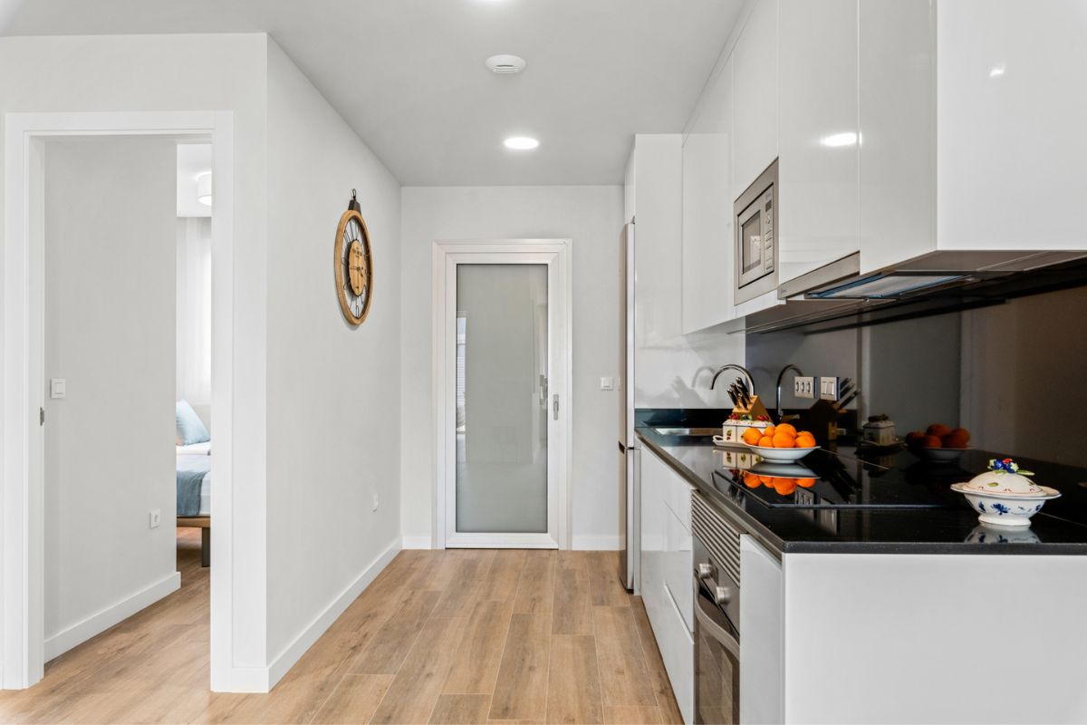Stylish apartments for sale in Alicante near golf courses and beaches, featuring modern interiors, panoramic balconies, and Mediterranean lifestyle views.