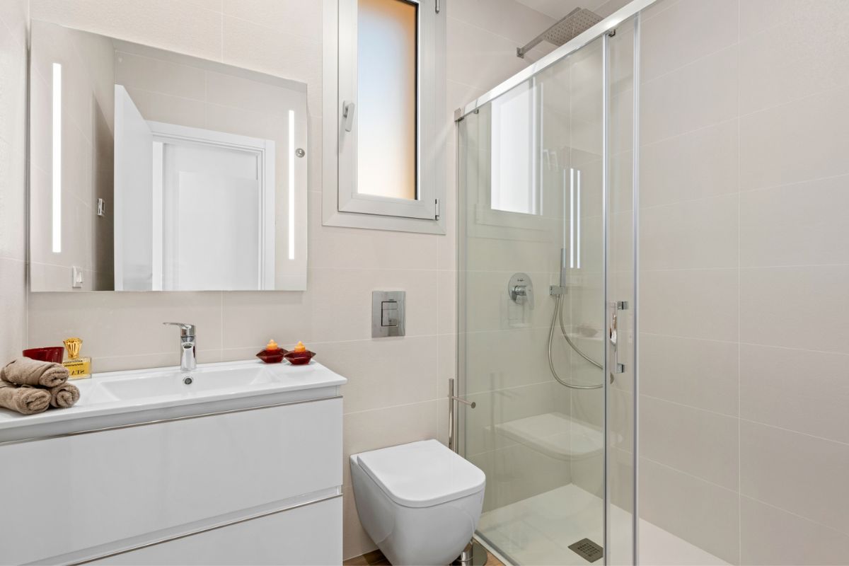 Stylish apartments for sale in Alicante near golf courses and beaches, featuring modern interiors, panoramic balconies, and Mediterranean lifestyle views.
