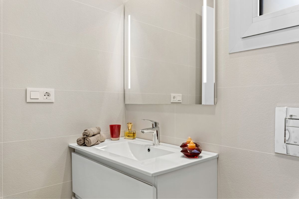 Stylish apartments for sale in Alicante near golf courses and beaches, featuring modern interiors, panoramic balconies, and Mediterranean lifestyle views.