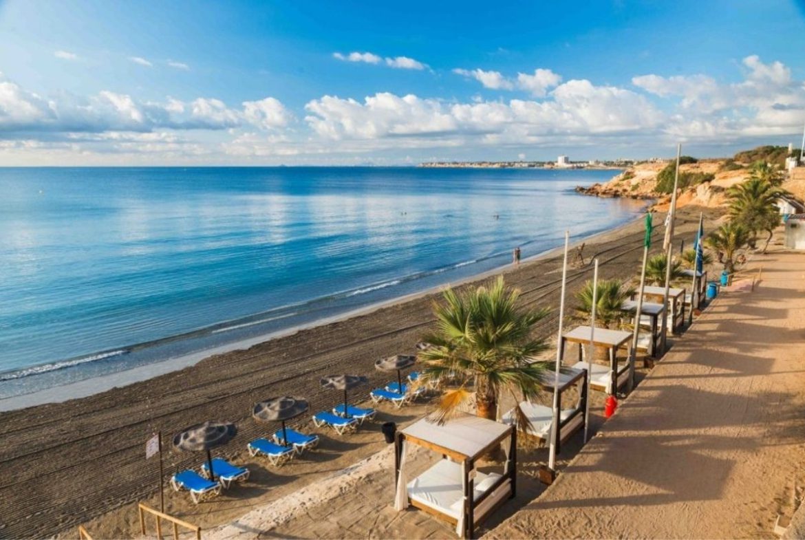 Elegant sea view apartments for sale in Costa Blanca with beach access, modern design, and communal pools.