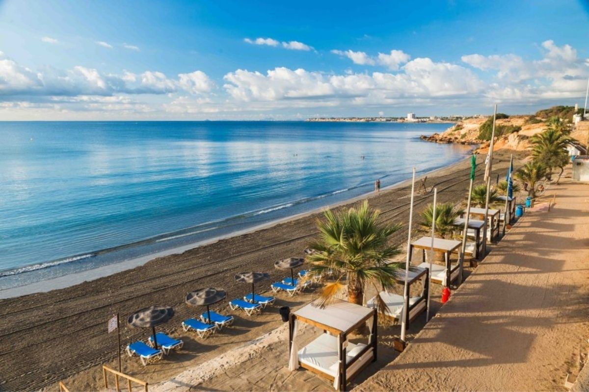 Elegant sea view apartments for sale in Costa Blanca with beach access, modern design, and communal pools.