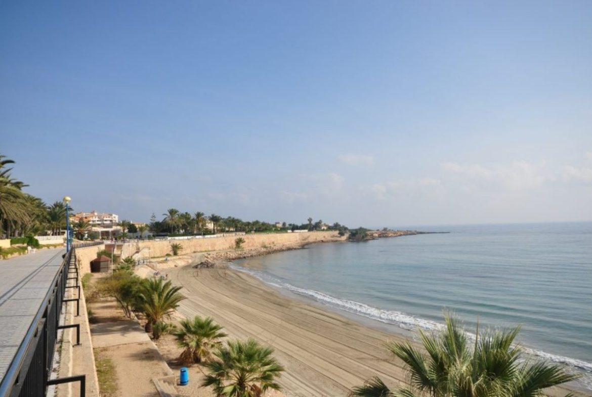 Elegant sea view apartments for sale in Costa Blanca with beach access, modern design, and communal pools.