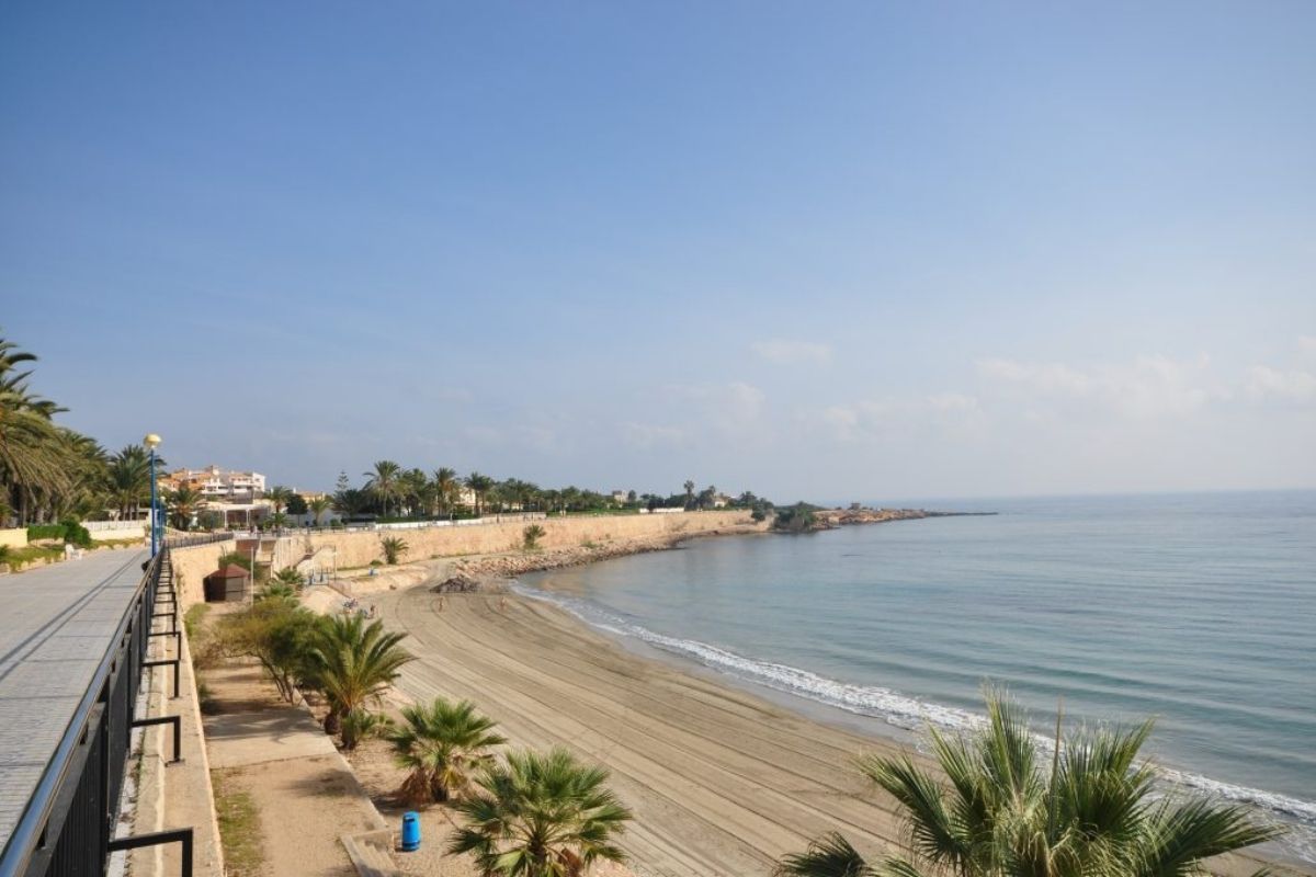 Elegant sea view apartments for sale in Costa Blanca with beach access, modern design, and communal pools.