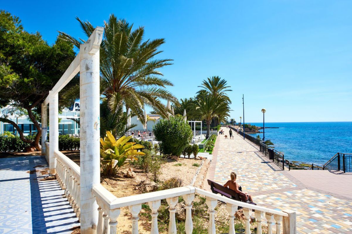Elegant sea view apartments for sale in Costa Blanca with beach access, modern design, and communal pools.