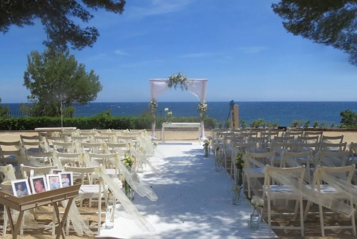 Elegant sea view apartments for sale in Costa Blanca with beach access, modern design, and communal pools.