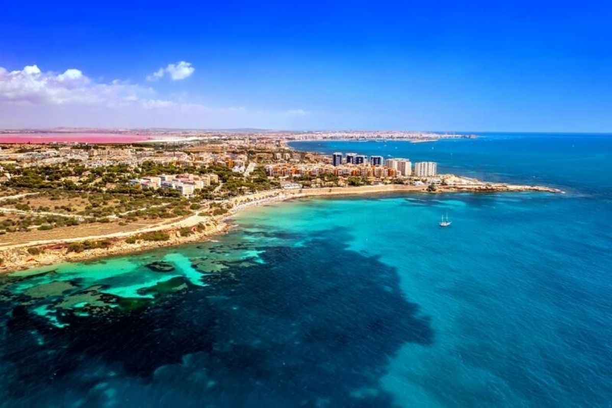 Elegant sea view apartments for sale in Costa Blanca with beach access, modern design, and communal pools.