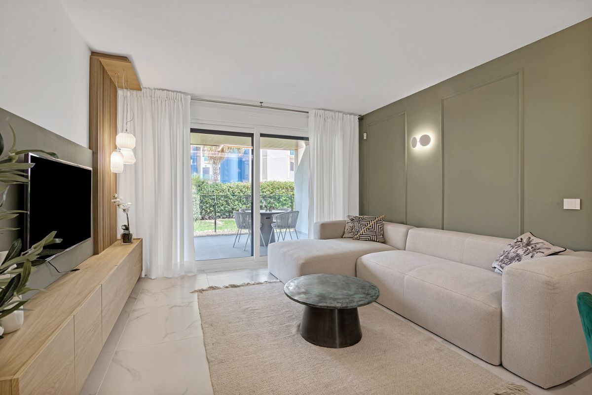 Elegant sea view apartments for sale in Costa Blanca with beach access, modern design, and communal pools.