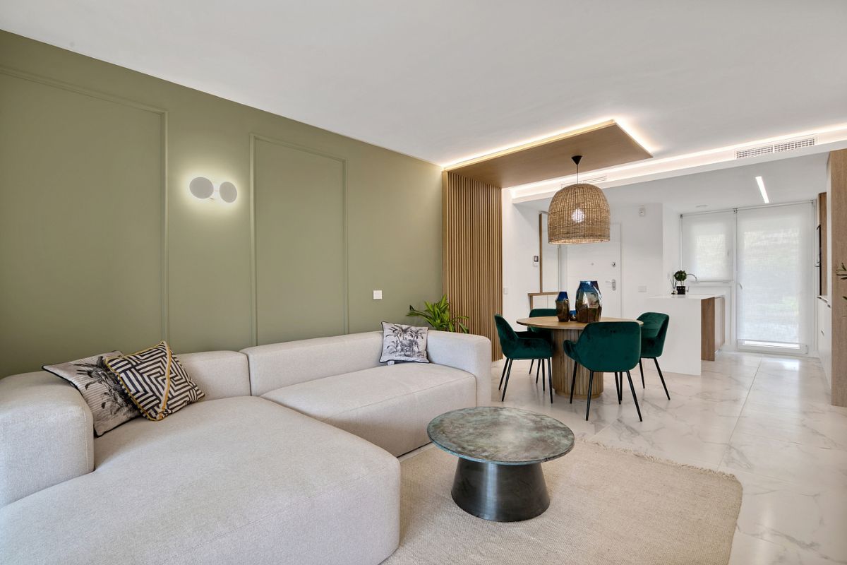 Elegant sea view apartments for sale in Costa Blanca with beach access, modern design, and communal pools.