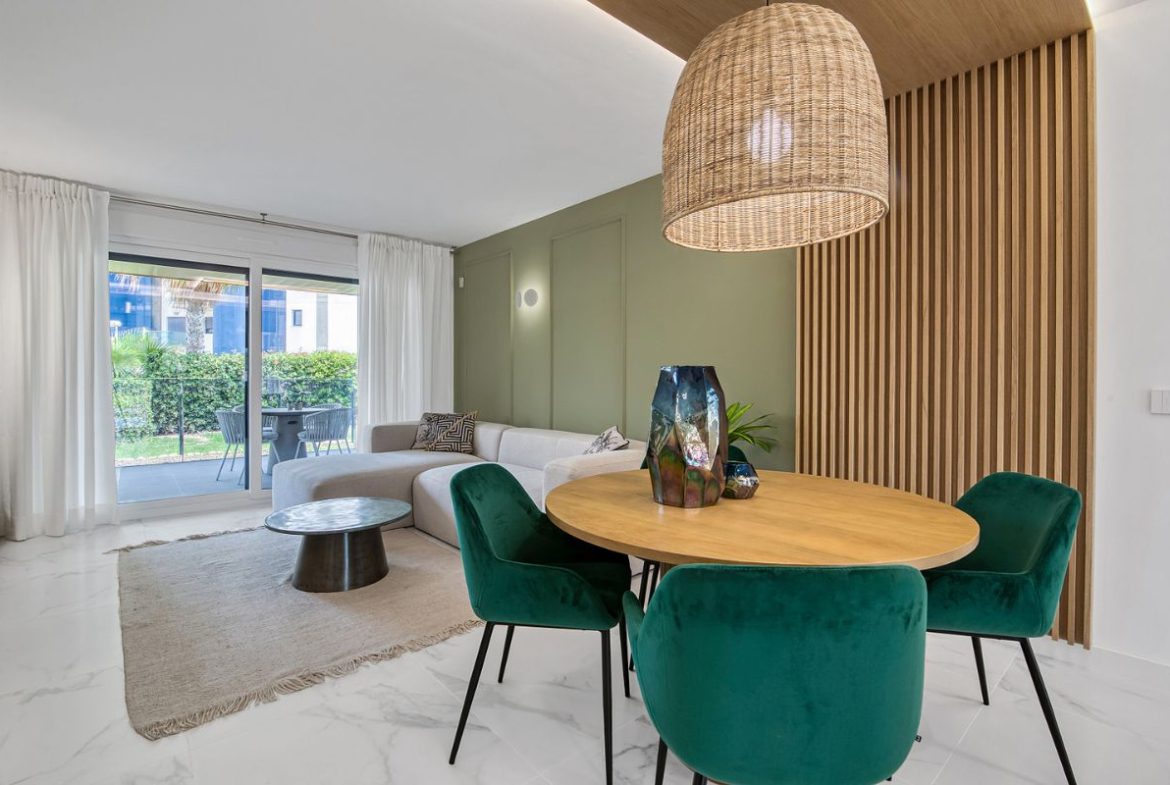 Elegant sea view apartments for sale in Costa Blanca with beach access, modern design, and communal pools.