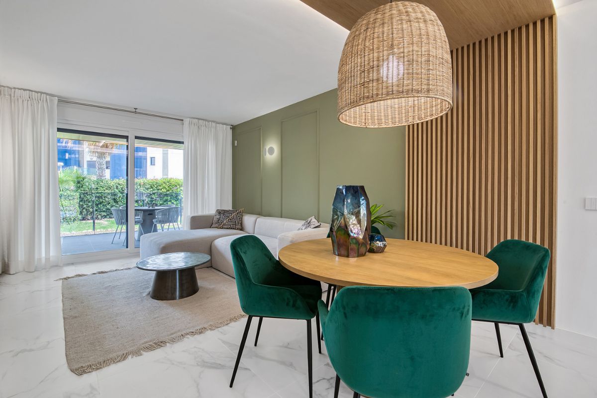 Elegant sea view apartments for sale in Costa Blanca with beach access, modern design, and communal pools.