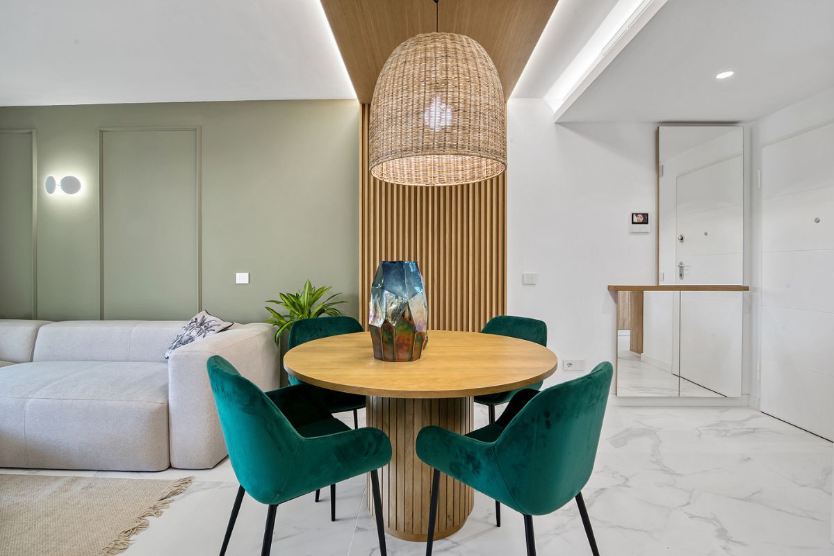 Elegant sea view apartments for sale in Costa Blanca with beach access, modern design, and communal pools.