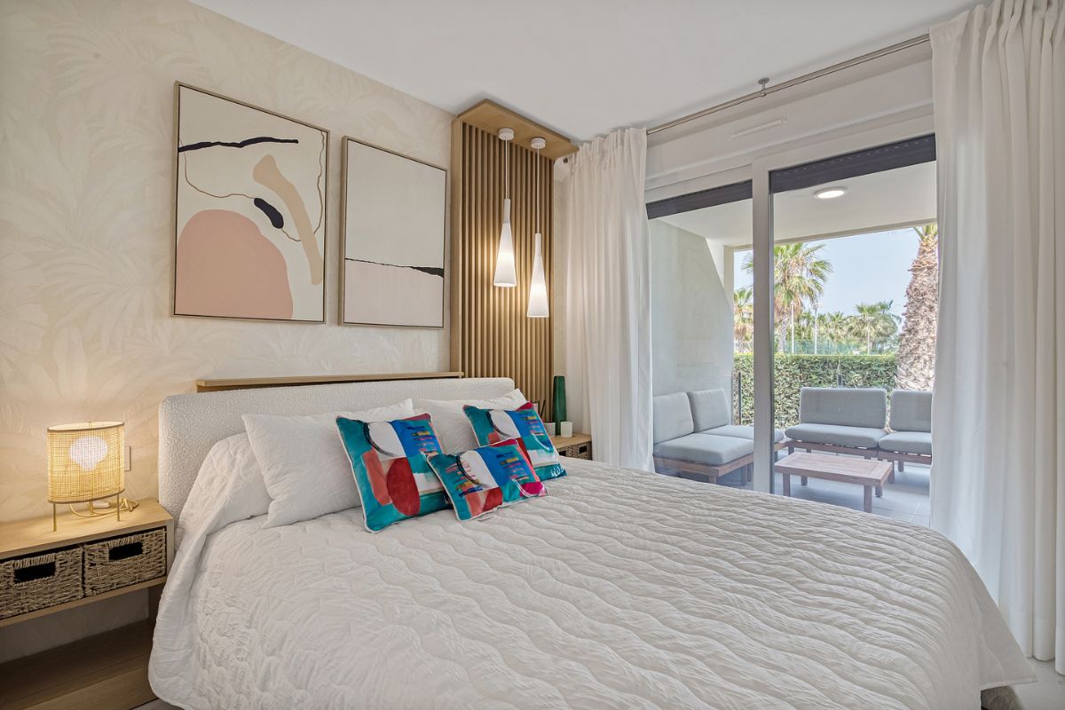 Elegant sea view apartments for sale in Costa Blanca with beach access, modern design, and communal pools.