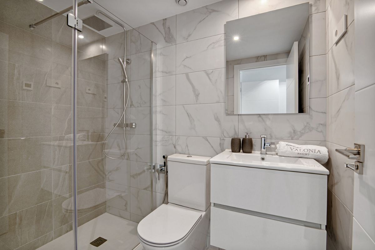 Elegant sea view apartments for sale in Costa Blanca with beach access, modern design, and communal pools.