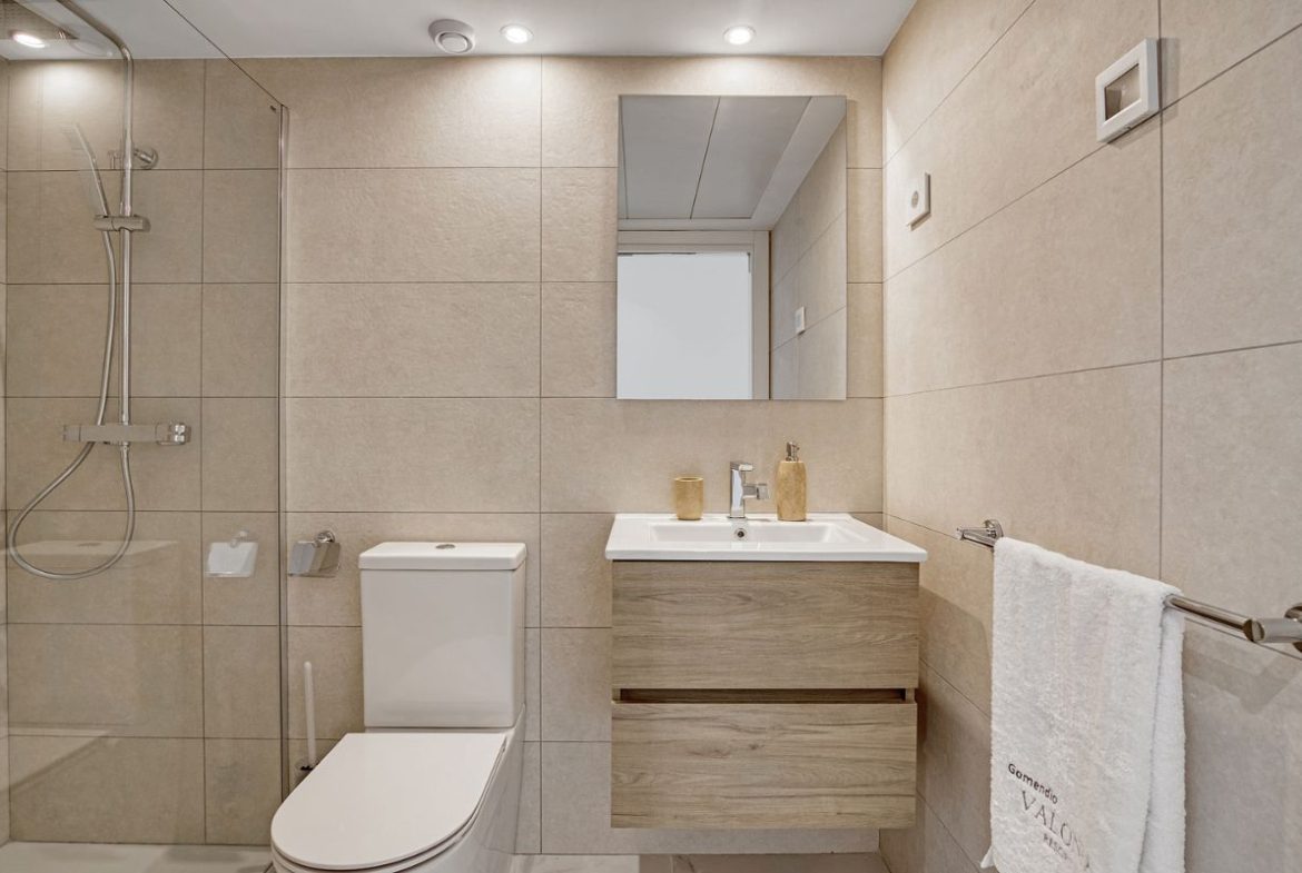 Elegant sea view apartments for sale in Costa Blanca with beach access, modern design, and communal pools.