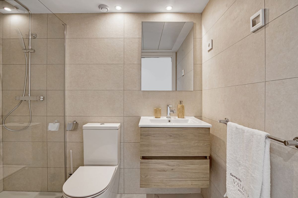 Elegant sea view apartments for sale in Costa Blanca with beach access, modern design, and communal pools.