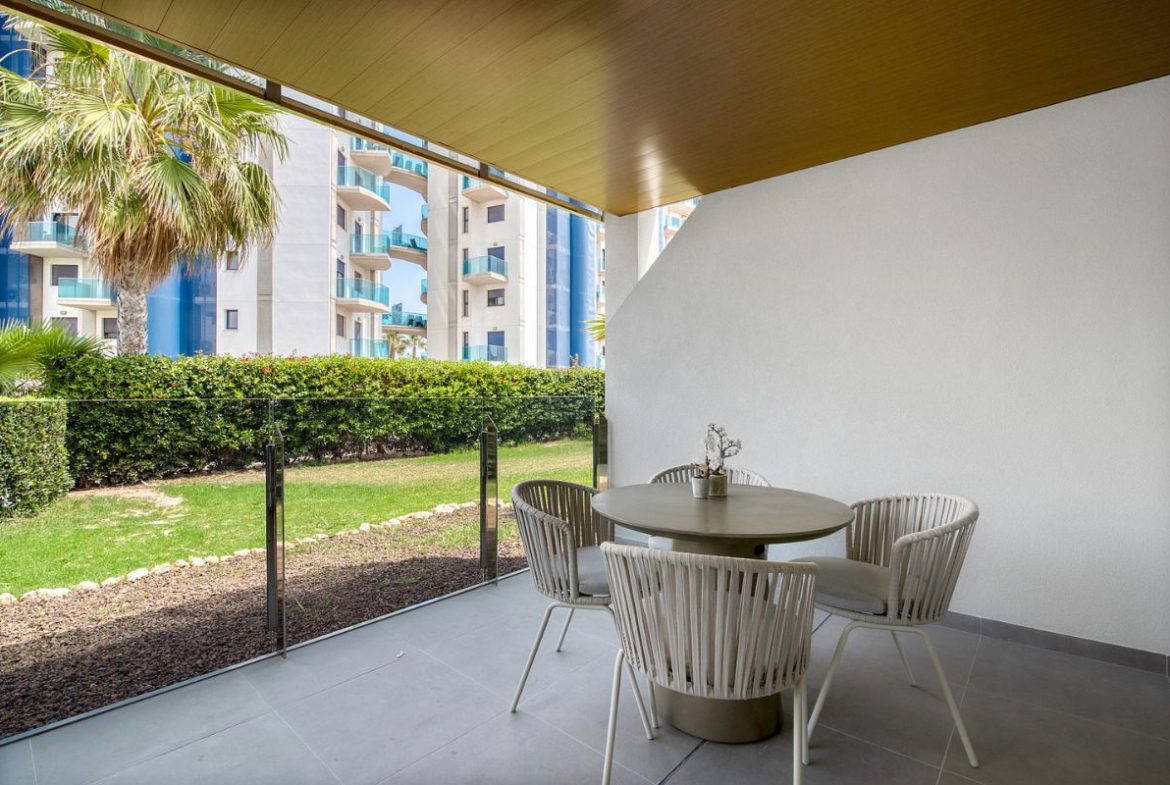 Elegant sea view apartments for sale in Costa Blanca with beach access, modern design, and communal pools.